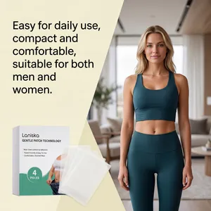 Laniska atmungsaktive Körper-Pflaster mit Verpackung und Fitnessmodel im Wohnzimmer