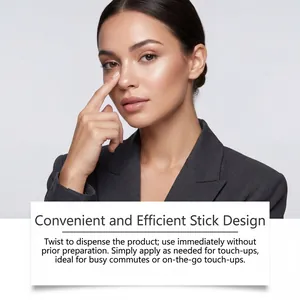 Gros plan sur l'application du stick enlumineur pour un fini éclatant effet mouillé