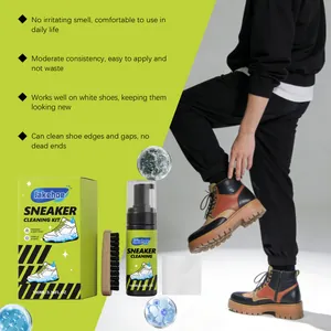 Detalle del kit de limpieza de zapatillas junto a una persona con zapatos de piel limpios.