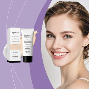 Détail du fond de teint Zephoco Ivory White avec tube, boîte et mannequin souriante.