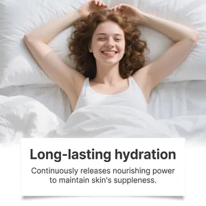Femme souriante sur des draps blancs montrant une hydratation durable de la peau.
