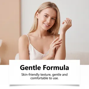 Lächelndes Model zeigt eine sanfte Formel-Essenz für glatte und hydratisierte Haut