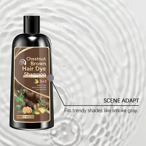 Nahaufnahme der kastanienbraunen Haarfärbeshampoo-Flasche vor einem Wasserwellen-Hintergrund