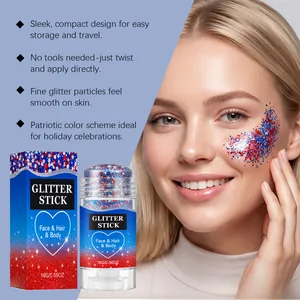 Dettaglio dello stick di glitter rosso e blu applicato sulla guancia del modello