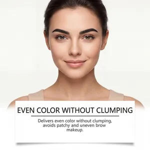Détail en gros plan d'un gel à sourcils brun foncé lisse sur le visage d'un mannequin
