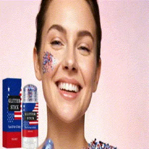 Dettaglio del trucco glitterato per il viso con effetto scintillante sulla pelle