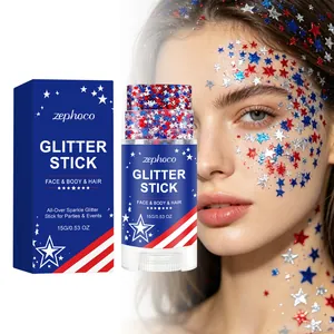 Vue détaillée du stick pailleté bleu avec étoiles appliquées sur le visage et le cou
