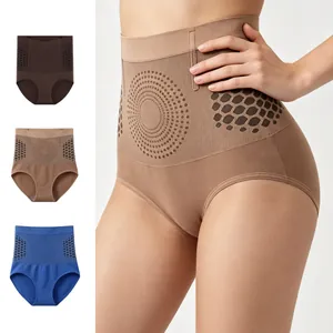 Corrigerend ondergoed met hoge taille getoond op een model met drie kleurvarianten.