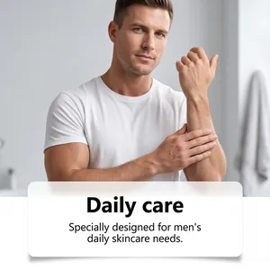 Hombre aplicando aceite corporal en el brazo, ideal para el cuidado diario de la piel masculina.