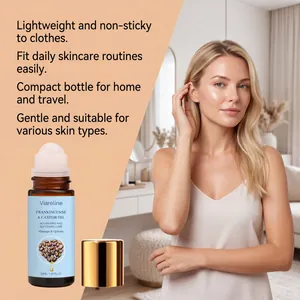 Detalle del frasco roll-on Viareline Frankincense & Castor Oil con escena de modelo real