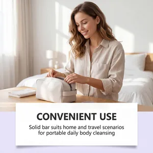 Una donna sorridente che usa una borsa da toilette bianca in una camera da letto luminosa