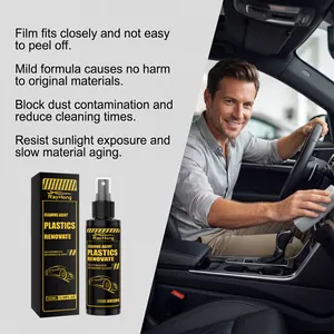 Detalle de un hombre aplicando el spray renovador de plásticos RayHong en el tablero del coche.