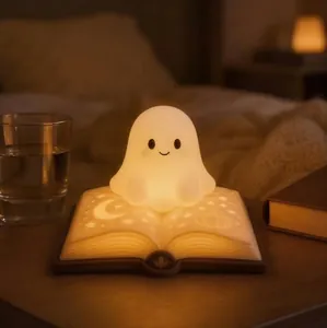 Detalle de una linda luz nocturna de fantasma sobre una lámpara de libro brillante