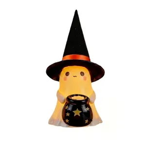 Gros plan d'une figurine de fantôme en résine avec chapeau de sorcier