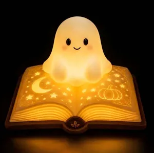 Primer plano de una lámpara de fantasma con base de libro brillante