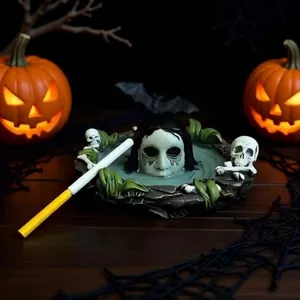 Detaillierte Nahaufnahme eines Halloween-Geister-Aschenbechers aus Harz mit Skelettdetails