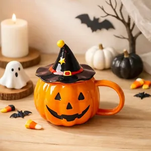 Dettaglio di una tazza in ceramica a forma di zucca di Halloween con coperchio a cappello da strega