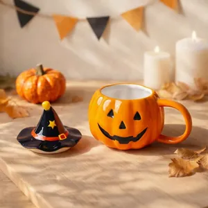 Dettaglio di una tazza a forma di zucca di Halloween con cappello da strega
