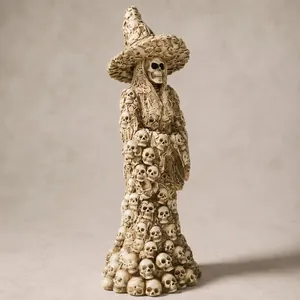Vista detallada de la estatua de la bruja calavera con texturas de huesos