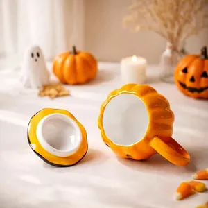 Dettaglio ravvicinato di una tazza di Halloween in ceramica a forma di zucca con coperchio