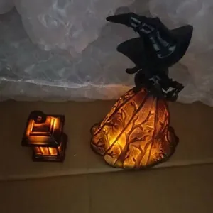 Statue de Sorcière en Résine d'Halloween Lampe de Sorcière Gothique Fantôme Décoration Figurine Effrayante Lumineuse