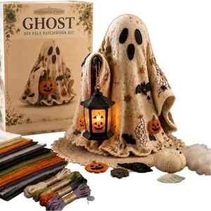 Kit patchwork in feltro fai-da-te Little Ghost's Cozy Halloween con fantasma e lanterna
