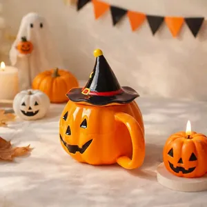 Dettaglio della tazza a forma di zucca di Halloween in ceramica con coperchio a cappello