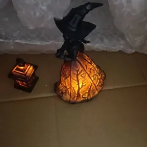 Statue de sorcière d'Halloween gothique en résine avec robe orange lumineuse et lanterne