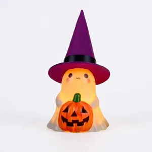 Détail d'une lampe fantôme d'Halloween lumineuse avec chapeau de sorcière et citrouille