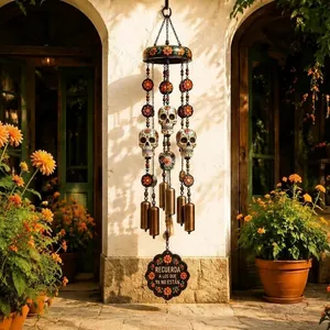Handbemaltes Totenkopf-Windspiel mit Vintage-Metallglocken für die Halloween-Gartendekoration