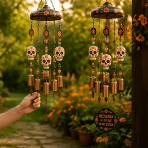Handbemaltes Halloween-Totenkopf-Windspiel mit Vintage-Metallglocken für die Gartendeko.