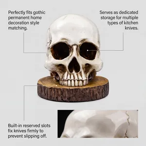 Detailansicht des Messerhalters aus Totenkopfharz mit Holzsockel und glattem Material
