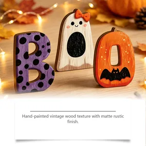 Nahaufnahme von handbemalten Halloween-Holzschildern mit BOO-Geist-Design.