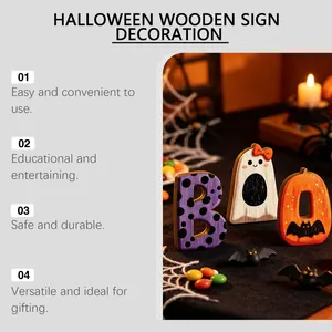 Detaillierte Lifestyle-Aufnahme von 'BOO' Halloween Holzschild mit Kürbis- und Geistmotiven.