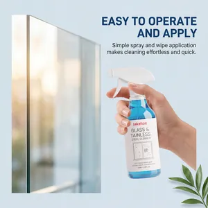Jakehoe nettoyant vitres et inox en cours d'utilisation sur une surface en verre