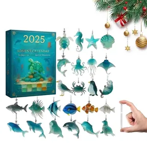 Dettaglio del calendario dell'Avvento 2025 con 24 ciondoli marini in vetro satinato