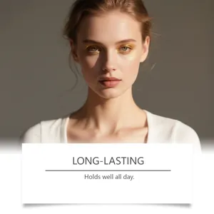 Gros plan d'un maquillage des yeux pailleté doré avec effet longue durée sur modèle.