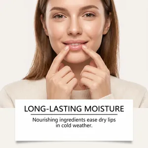 Modella con labbra idratate e balsamo labbra nutriente per il clima freddo.