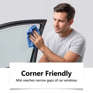 Hombre usa un paño azul para limpiar huecos estrechos de ventanas de coche de adhesivos