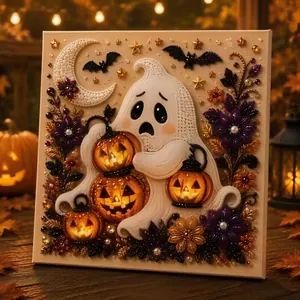Détail d'une décoration murale DIY en perles représentant un fantôme et des citrouilles
