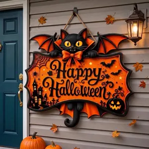 Détail de l'enseigne murale chat noir ailé Happy Halloween accrochée sur un mur extérieur