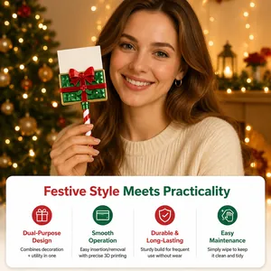 Primo piano di un accessorio fotografico regalo di Natale tenuto da una donna