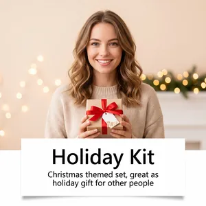 Coffret cadeau de Noël avec roller aux herbes tenu par une femme souriante et joyeuse