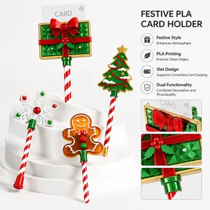 Vista dettagliata dei portacarte festivi in PLA con omino di pan di zenzero e albero