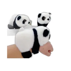 Vista detallada de una pulsera de felpa de panda usada como accesorio para la muñeca