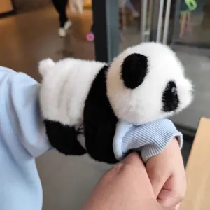 Vista detallada de una suave pulsera de panda de peluche llevada en la muñeca.