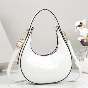 Elegante Vorderansicht einer weißen Halbmond-Hobo-Tasche mit Krokodilmuster und Goldbeschlägen