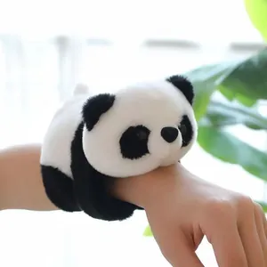 Adorable pulsera de oso panda de peluche usada como accesorio de muñeca y regalo