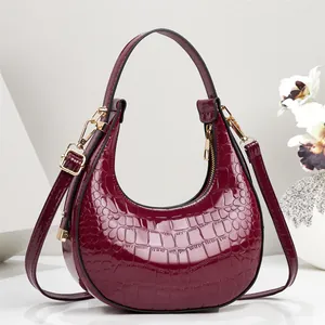 Elegante bordeauxrote halbmondförmige Hobo-Tasche mit Krokomuster und Golddetails