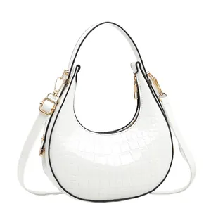 Elegante weiße Tasche in Mondform mit Krokostruktur und goldenen Beschlägen